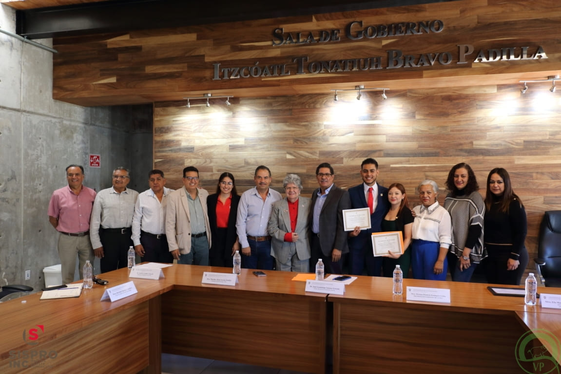 The Martha Acosta Foundation awarded the DMV scholarship. Elia Margarita Rodríguez Chávez to students of the Centro Universitario del Sur- UDG