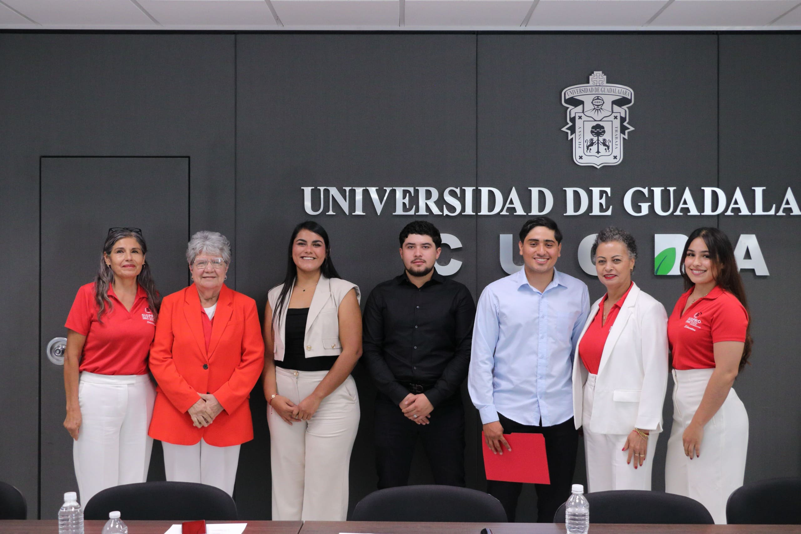 Martha Acosta A.C. Foundation awards scholarships in memory of prominent mentors in the sector